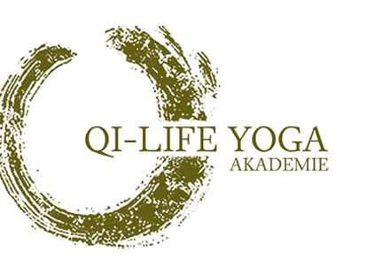 Yogakurs - vorhandenes Yogazubehör: Yogablöcke - Logo - Qi-Life Yoga