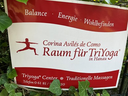 Yogakurs - vorhandenes Yogazubehör: Yogablöcke - CorinaYoga-Raum für TriYoga in Hanau
 - Raum für TriYoga in Hanau CorinaYoga