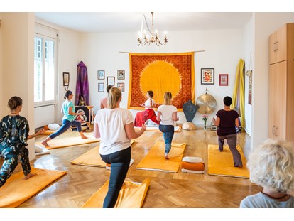 Yogakurs - vorhandenes Yogazubehör: Yogablöcke - Yoga-Kurse für Anfänger, Fortgeschrittene, Senioren in Klagenfurt, Kärnten - Hatha Yoga Kurse Klagenfurt live und online gestreamt